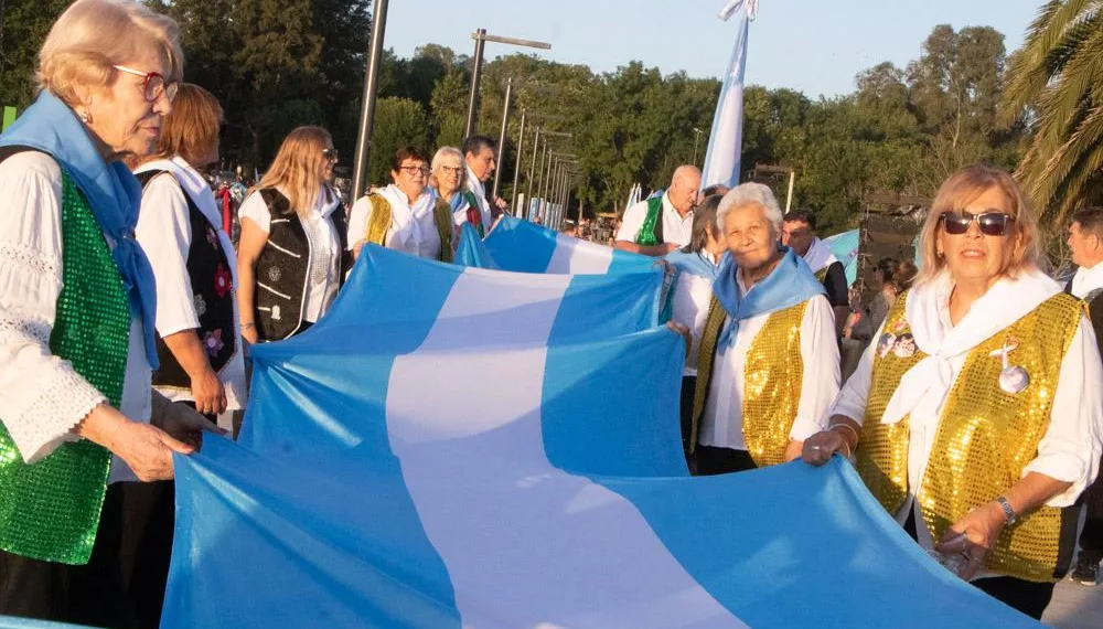 Con desfiles y espectáculos se celebró el centenario de la Laguna de Gómez