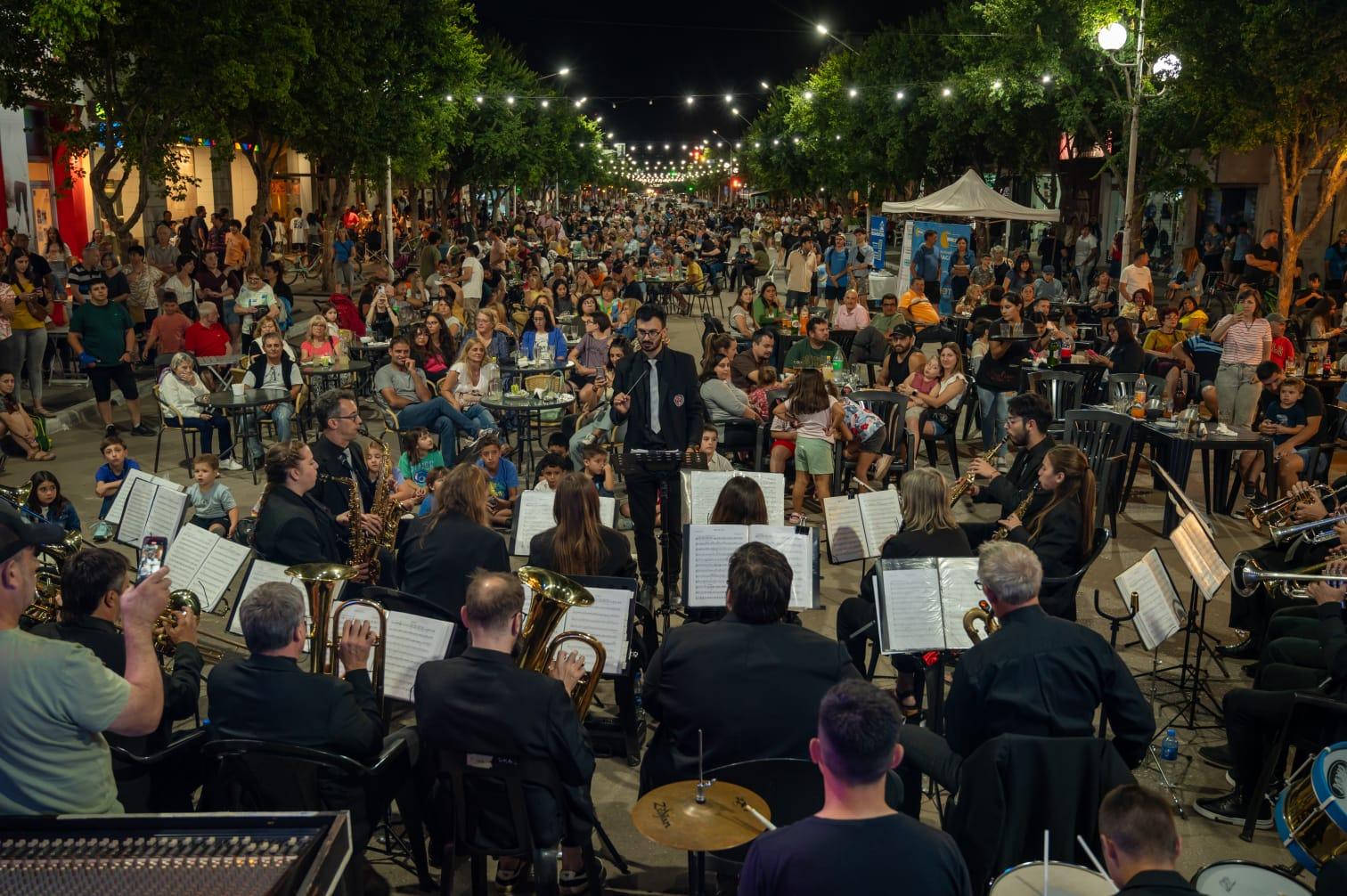 Con una nutrida concurrencia se inauguró la peatonal de Avenida Alsina