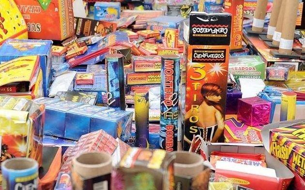 Cerraron dos locales que vendían pirotecnia