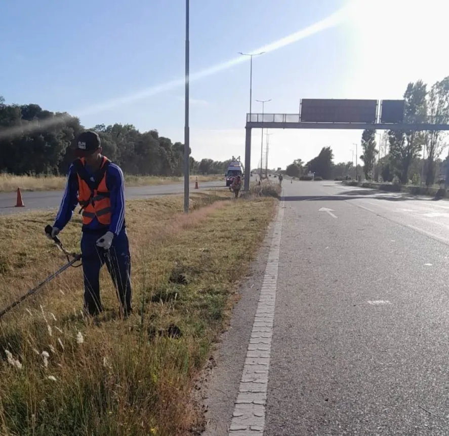 Intendentes bonaerenses salen a cortar el pasto en las rutas nacionales y exponen el "abandono" de Vialidad