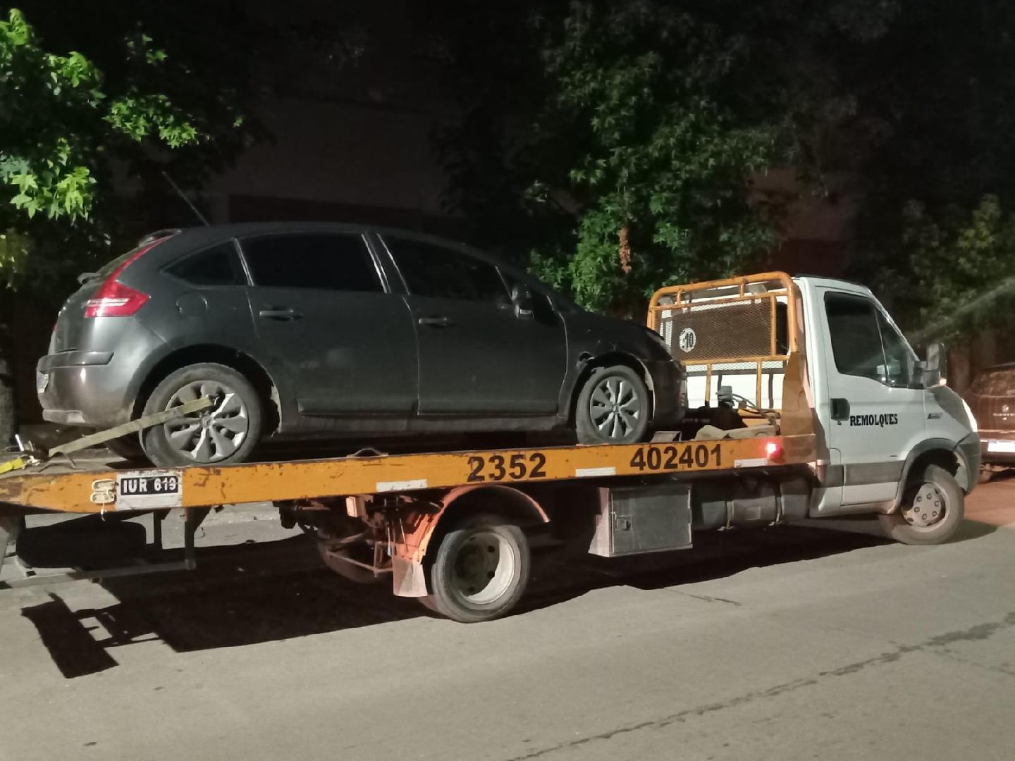 Automóvil retenido por realizar picadas /  Fue reparado semáforo que resultó dañado 