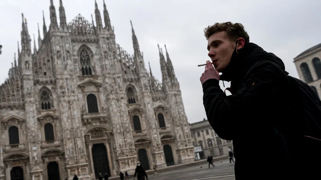 En Milan prohíben fumar en espacios públicos