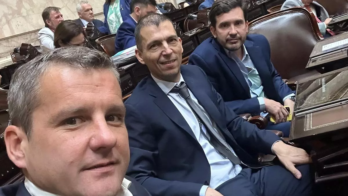 Diputados radicales preparan un acto de apoyo a Milei