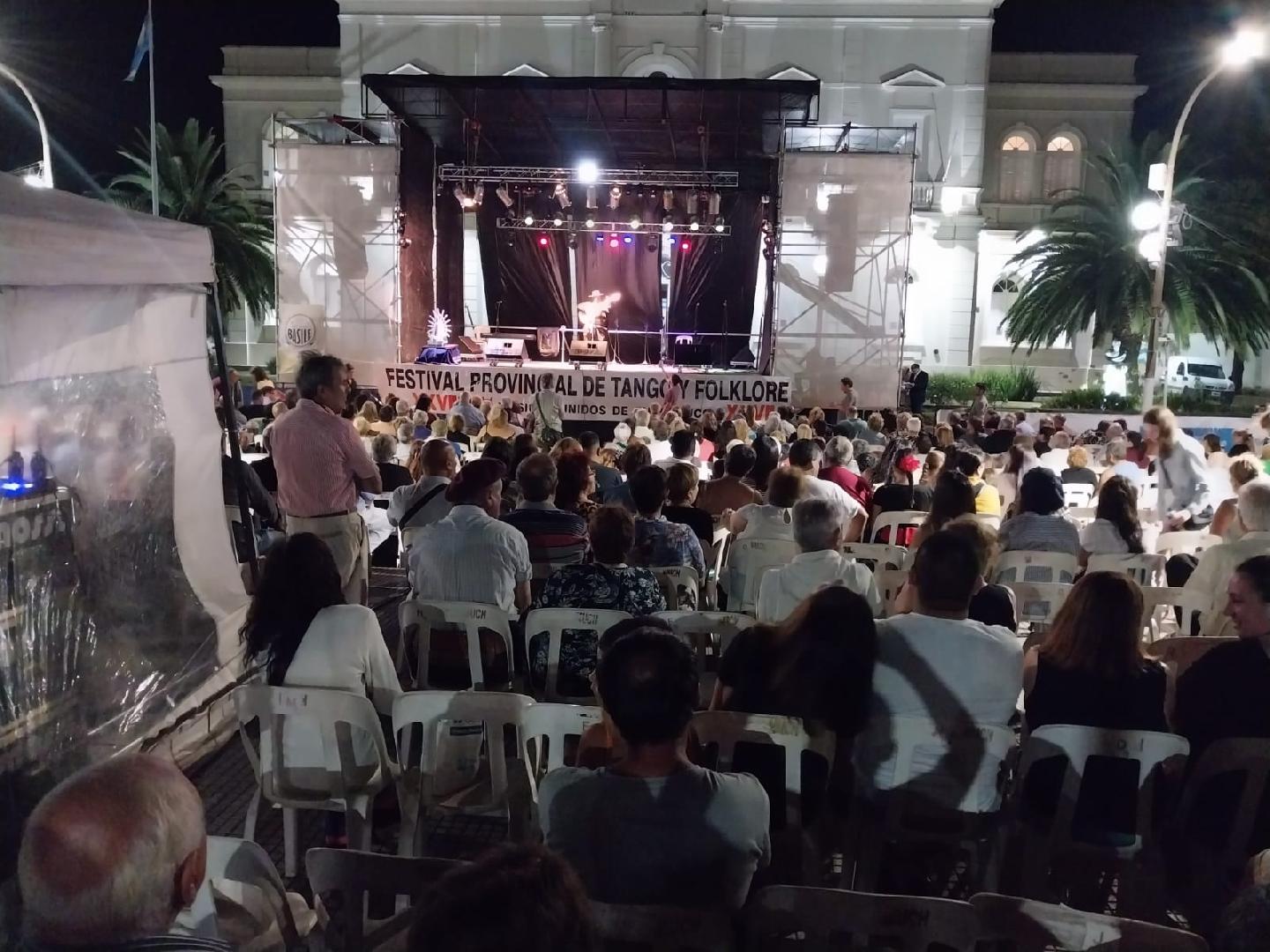 Gran concurrencia de público en la apertura de la 27º Festival Provincial de Tango y Folclore