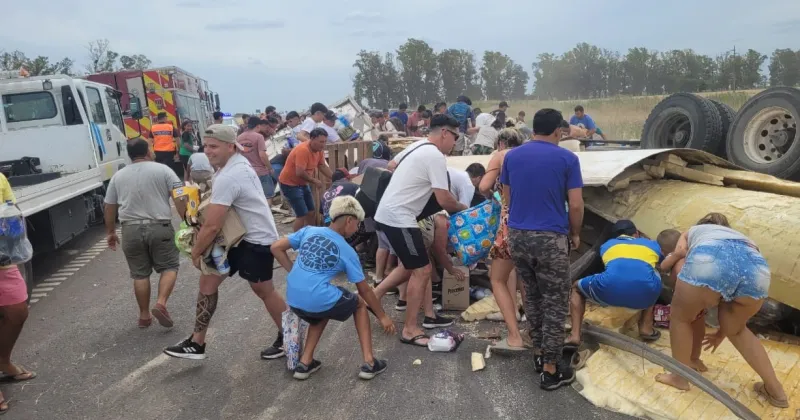 Muere camionero en un vuelco y saquean la carga que transportaba