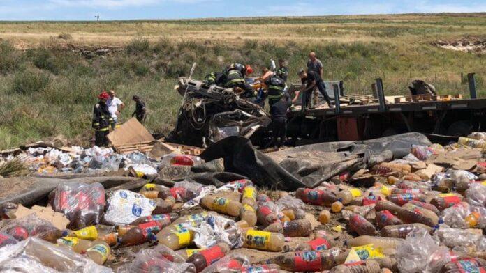 Muere camionero en un accidente y saquean la carga que transportaba