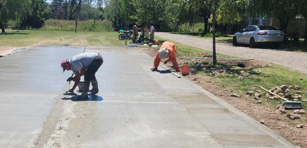 Construyen tres playones de juegos con pisos de seguridad