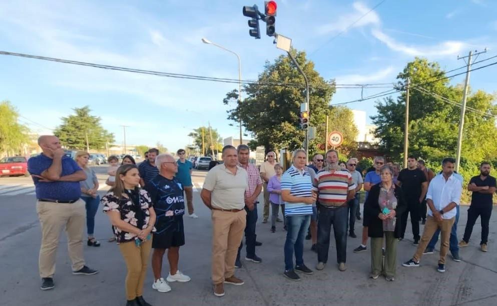 Presentaron nuevos semáforos en el acceso Elguea-Román