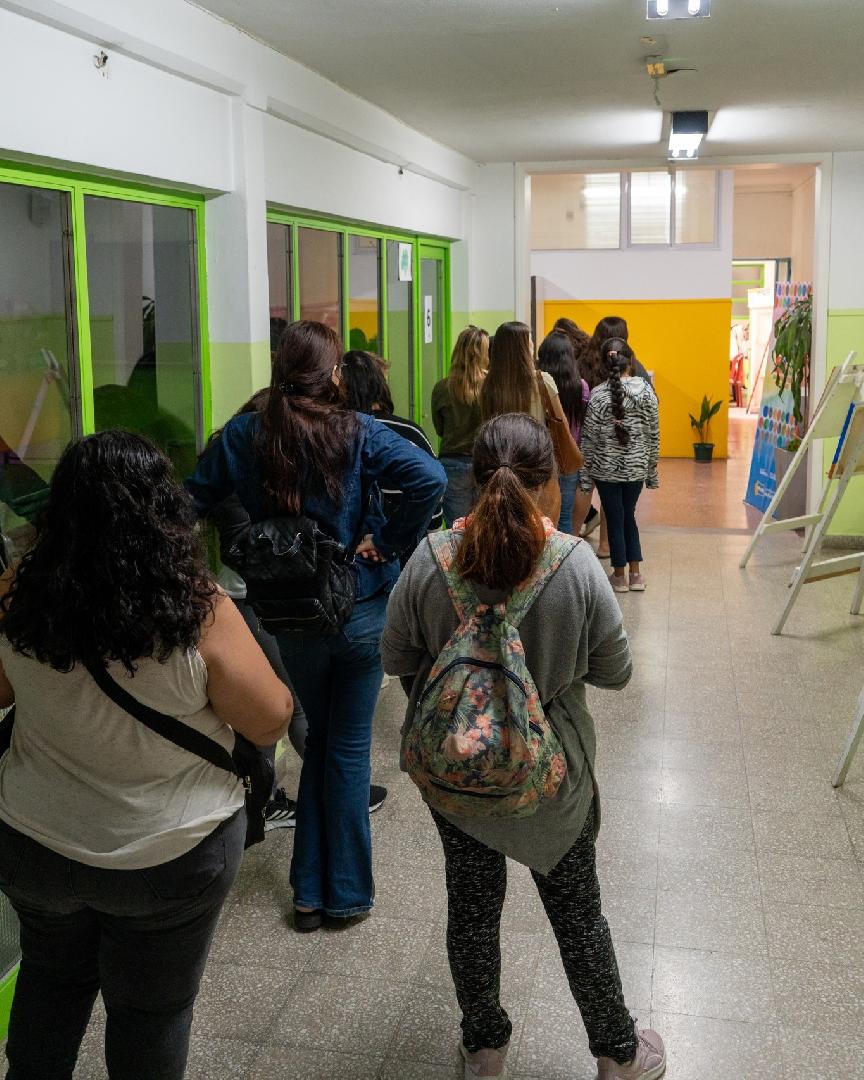 Largas filas en el primer día de inscripciones en la EAC