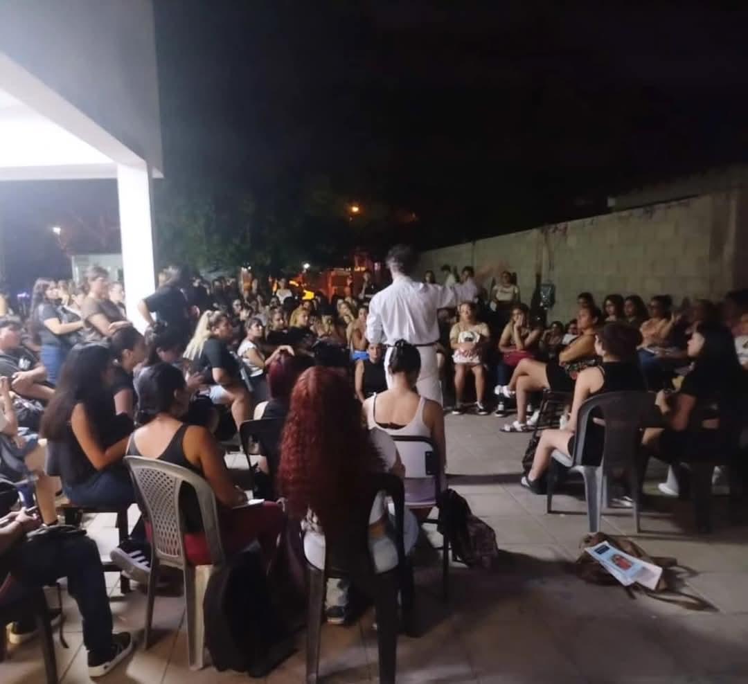 'Si se eliminara el celular en la escuela sería un oasis para los pibes'