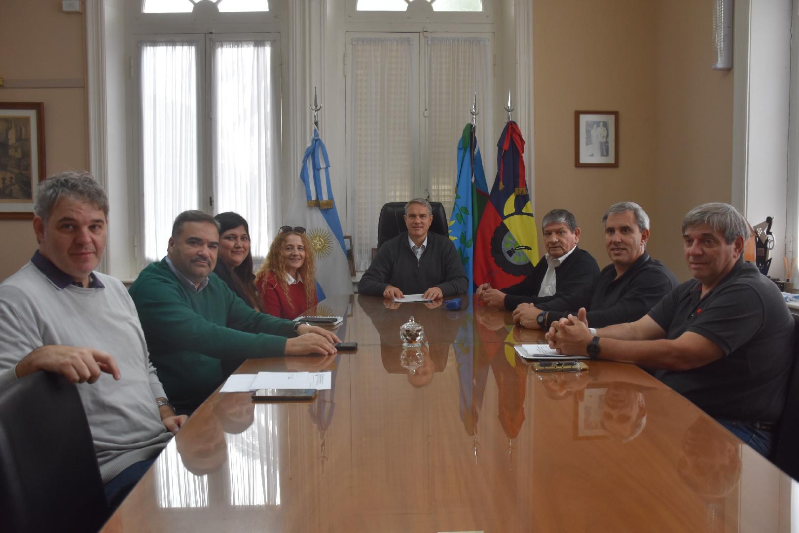 Firmaron un convenio para colocar luminarias en la Plaza Belgrano