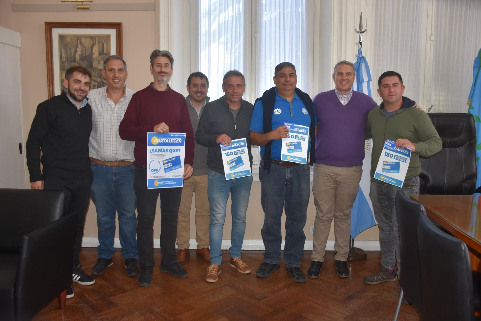 El Gobierno entregó tarjetas Fortalecer a metalúrgicos y playeros