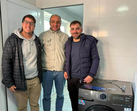 El Hogar Miguel Máximo Gil recibió un lavasecarropas 