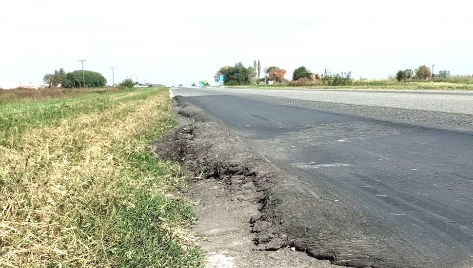 Cubren con tierra los baches de la Ruta Nacional 188 