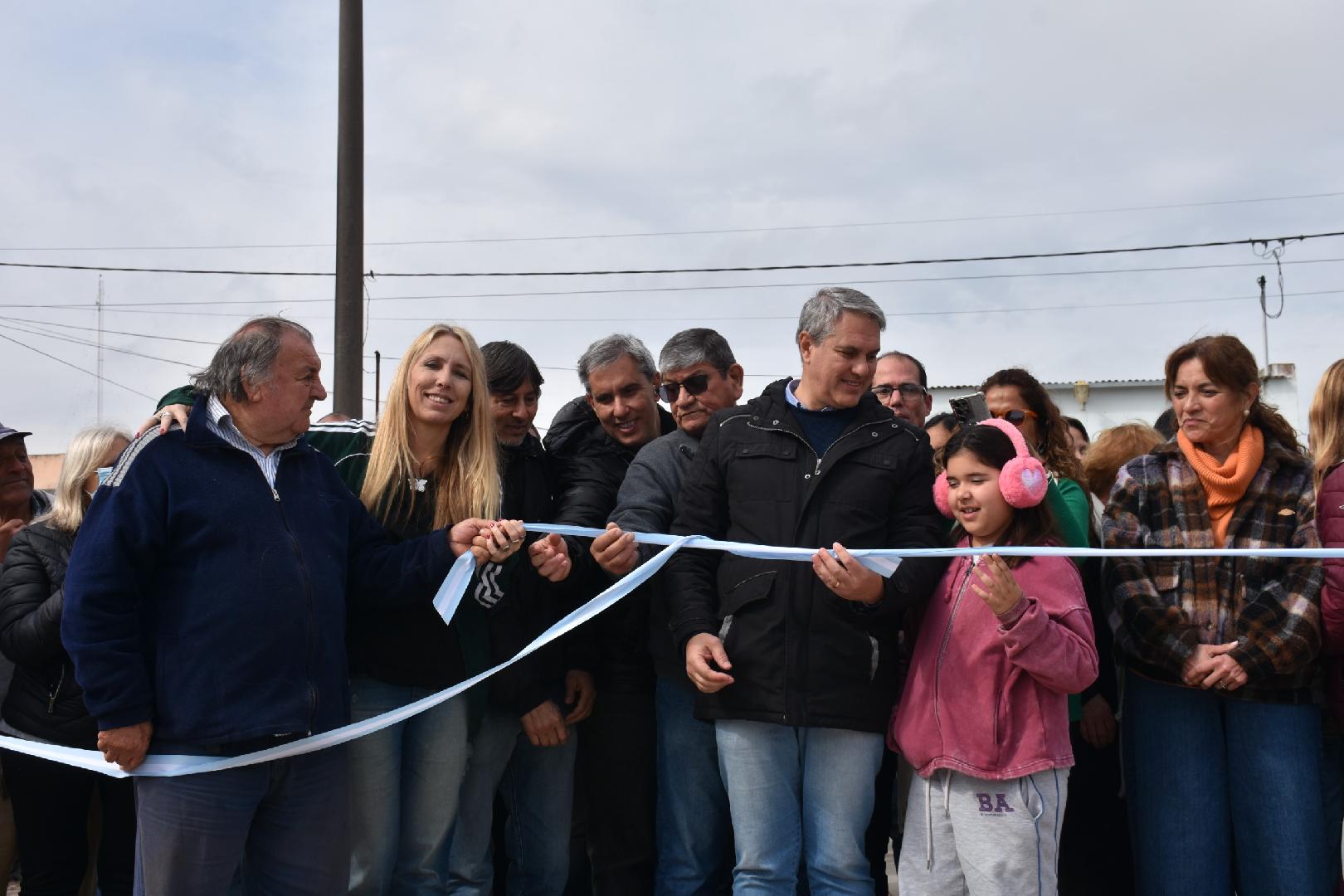 Inauguraron una nueva cuadra de pavimento 