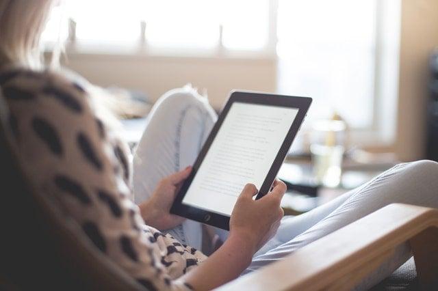 Entre pantallas y libros: pensar en tiempos de la tormenta digital (Parte I)