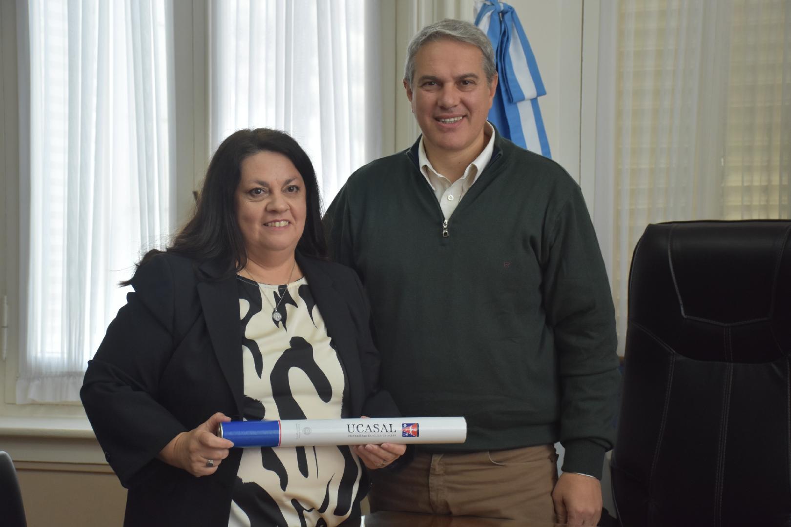 El intendente entregó un diploma universitario a una vecina