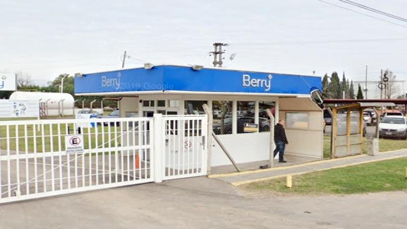 La multinacional Magnera cerró su planta en Pilar y despidió a 140 operarios