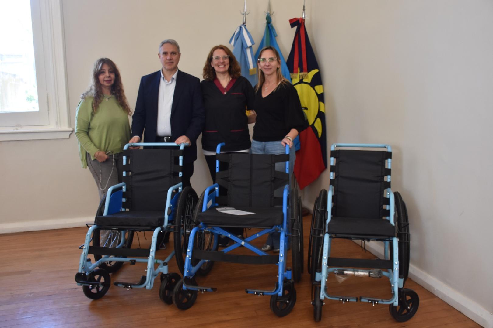 CILSA entregó sillas de ruedas al geriátrico municipal