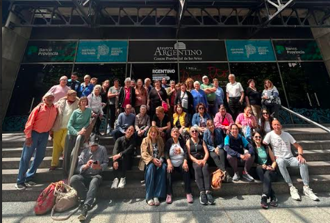 Más de 50 adultos mayores hicieron un viaje cultural a La Plata