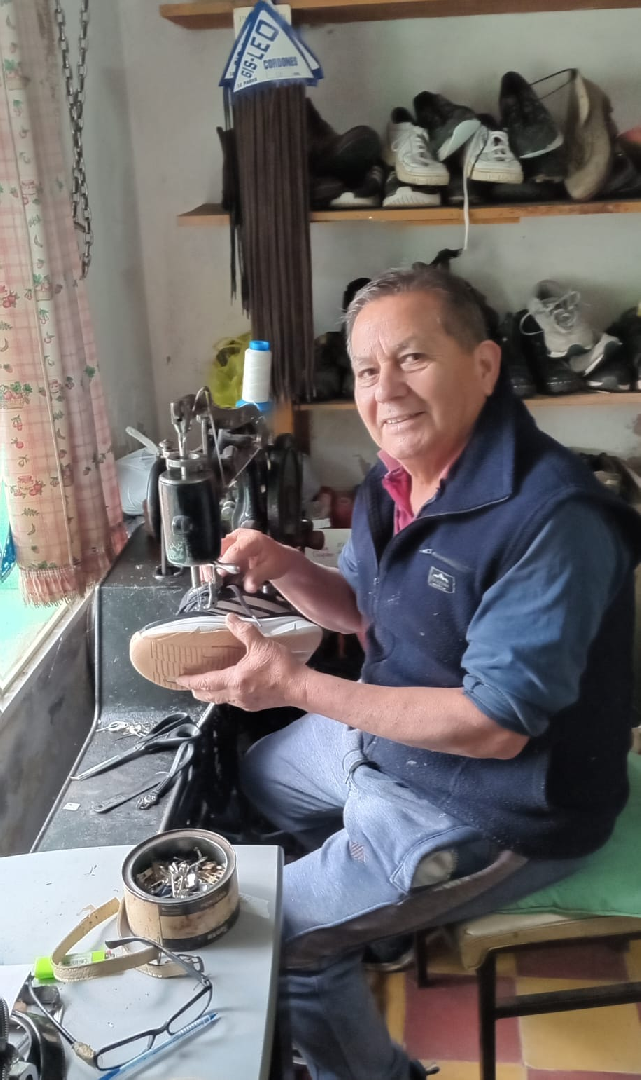 Entre suelas y tacones. El taller de Mario y el arte de reparar  