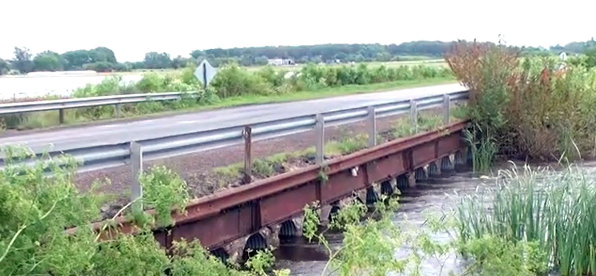 El agua pone en riesgo las alcantarillas de la R46 en Bragado