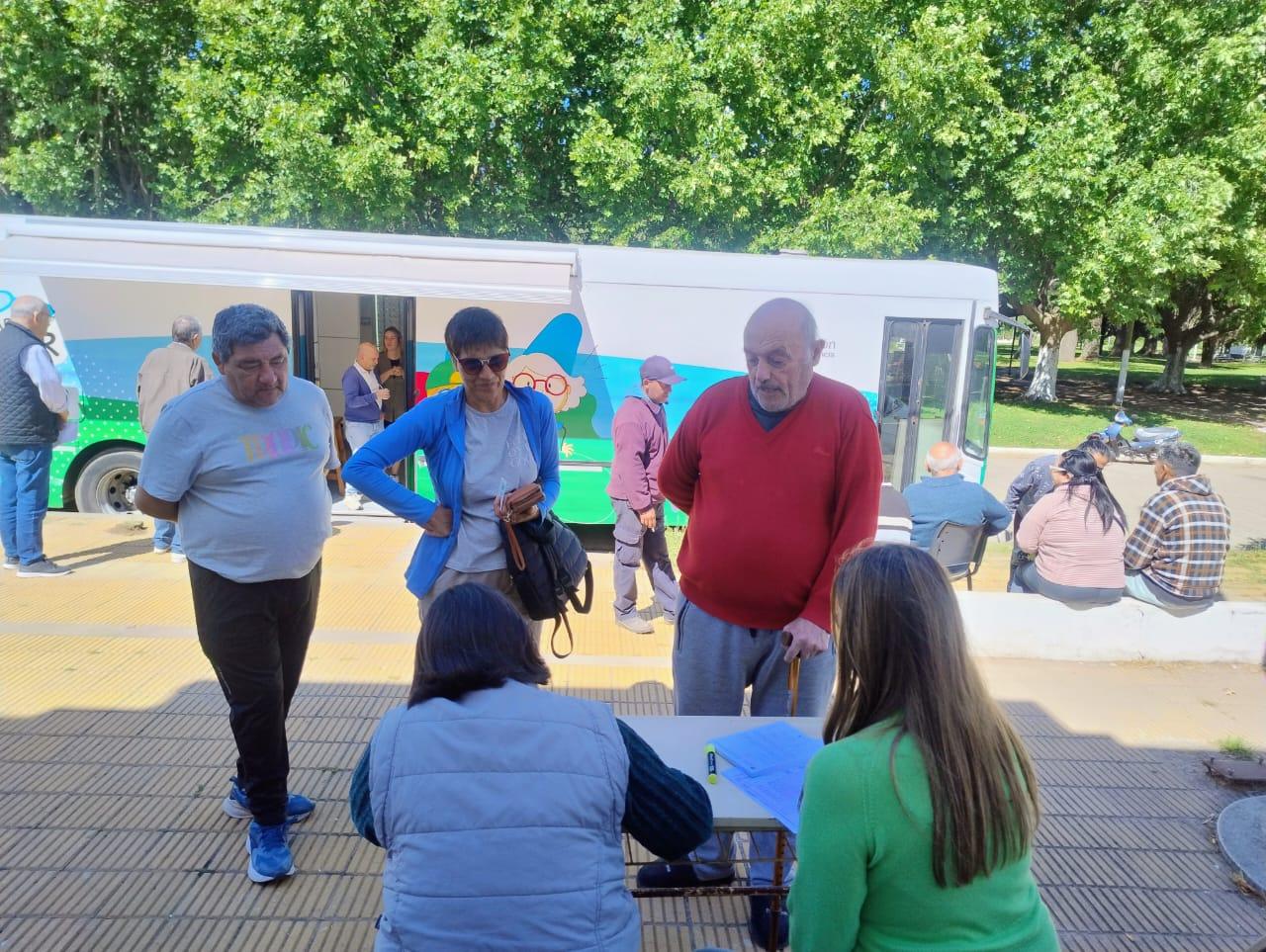 Operativo oftalmológico en Rawson: 270 vecinos recibieron anteojos