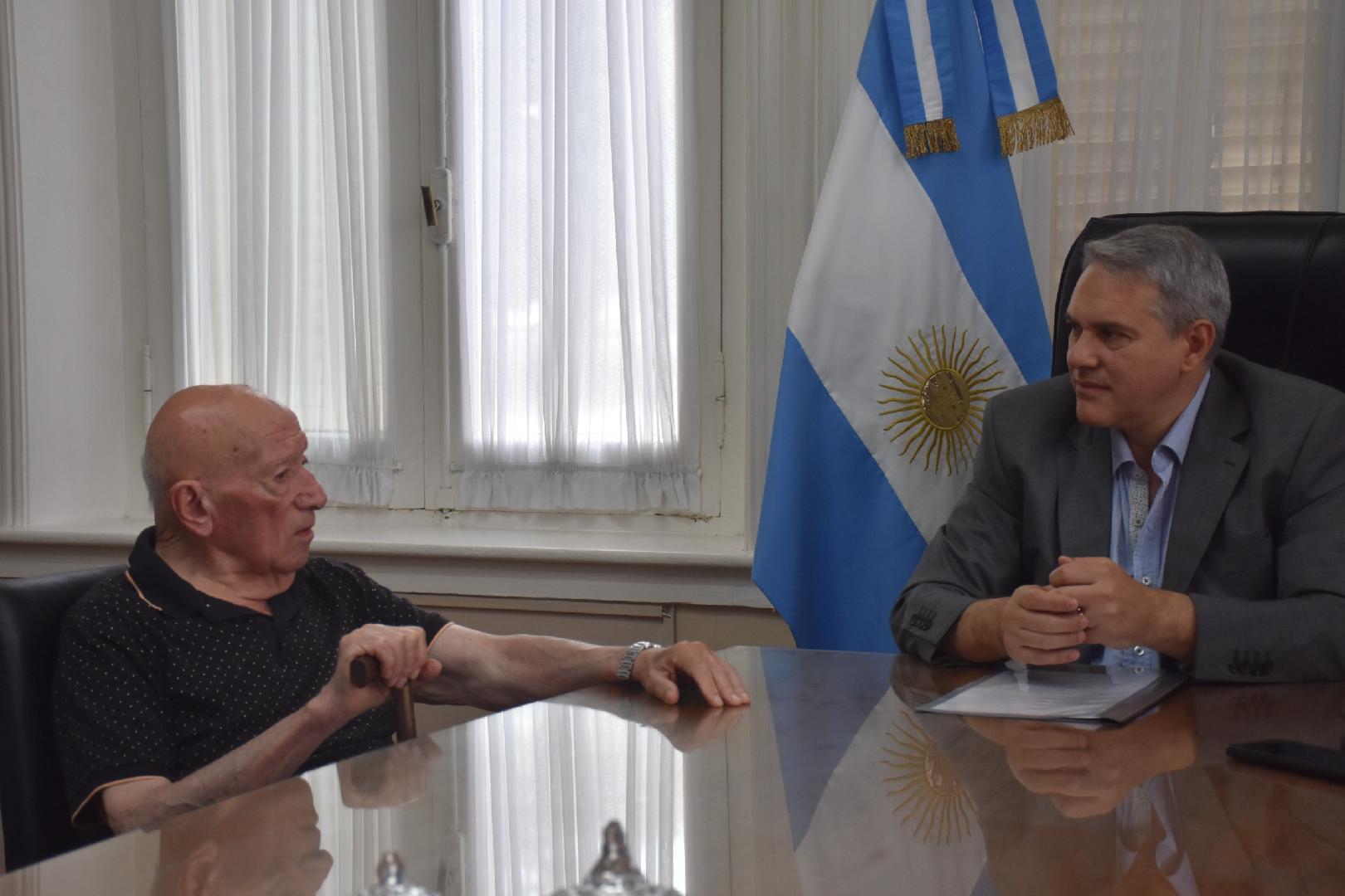 Golía entregó un reconocimiento a Abel Pavesa por los 50 años de Engormix