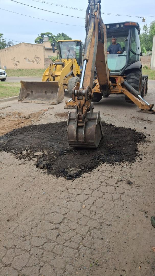 Con material asfáltico en frío, el Municipio comenzó con el rellenado de baches