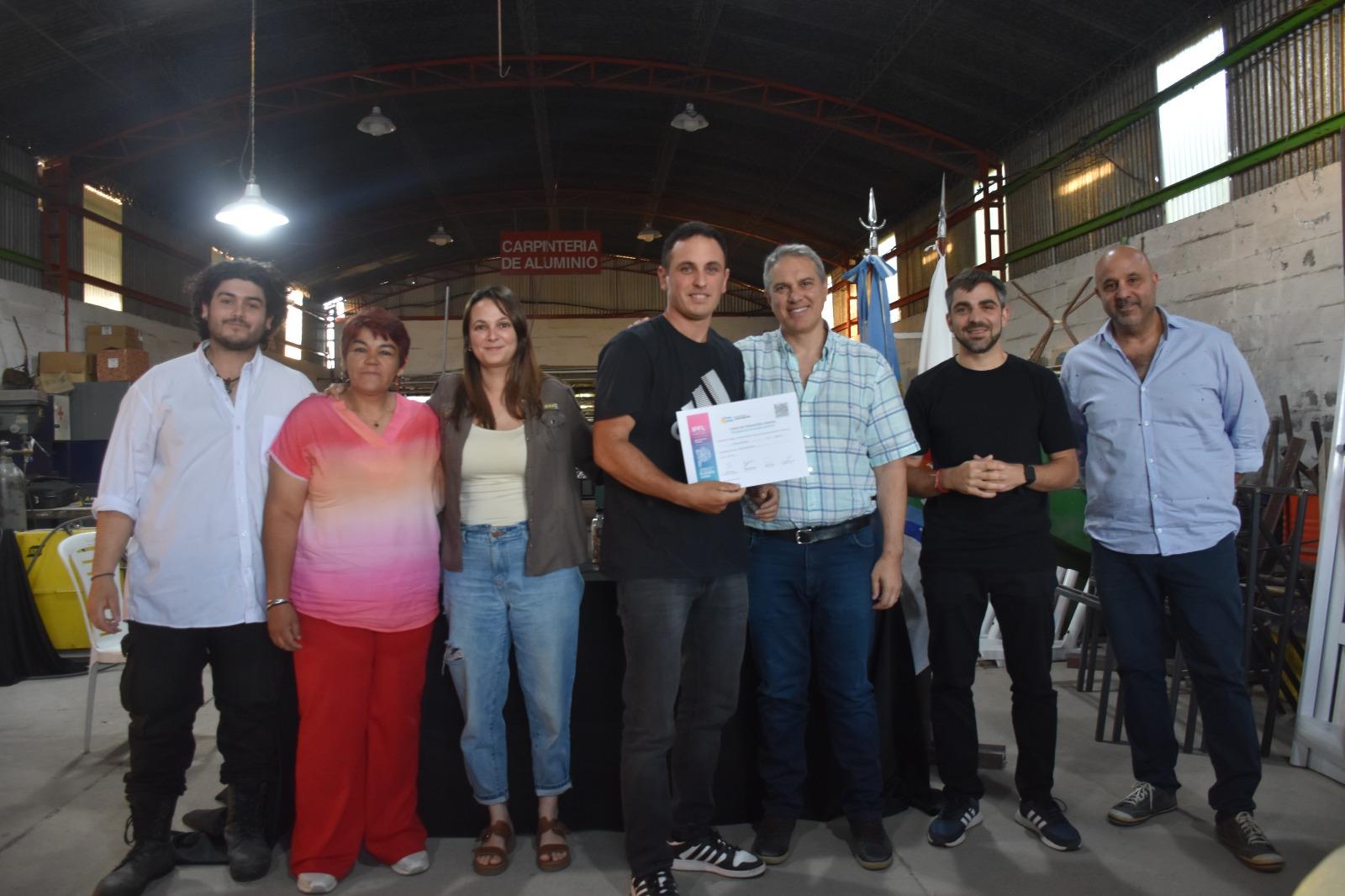 Más de 40 alumnos recibieron sus certificados por la capacitación en soldador y carpintería metálica