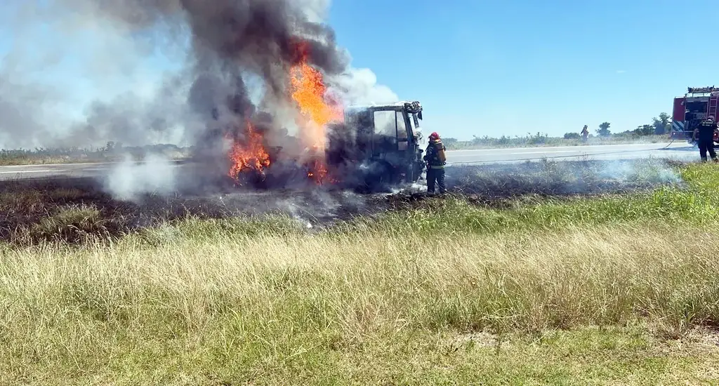 Incendio total de un camión en la Ruta Nacional 7