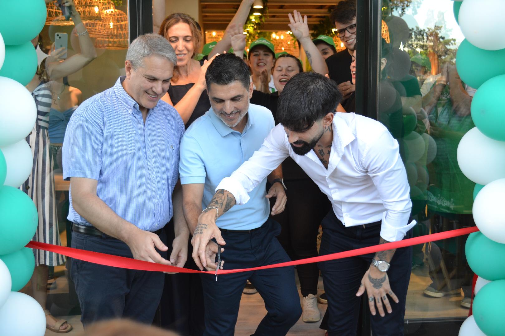 Vivere Bene, la yogurtería italiana inauguró hoy en Chacabuco con la presencia del Intendente Municipal