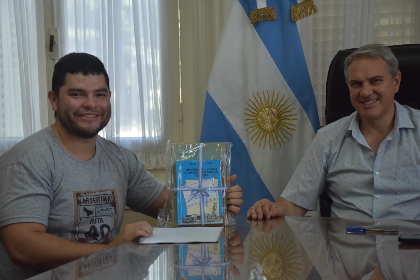 El profesor Facundo Ayala hizo entrega de un proyecto de investigación sobre Chacabuco al Archivo Histórico