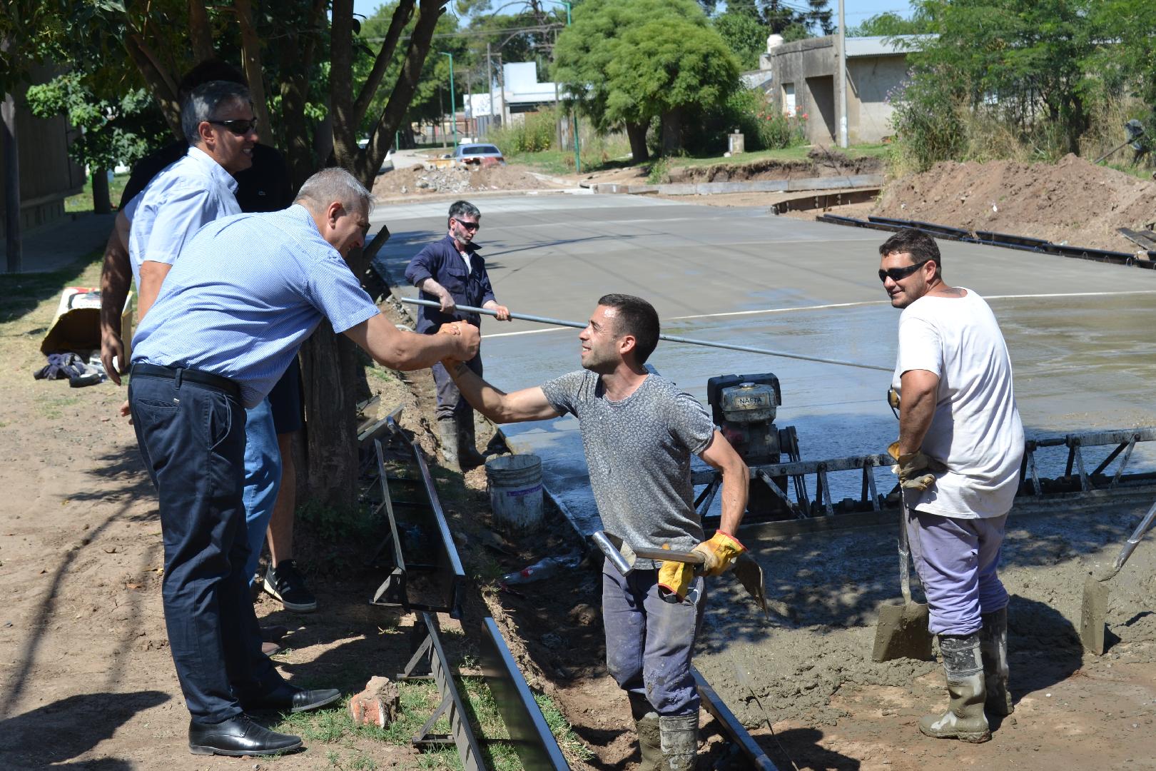 Golía recorrió la obra de pavimentación de la tercera cuadra de calle Dr. Fernández