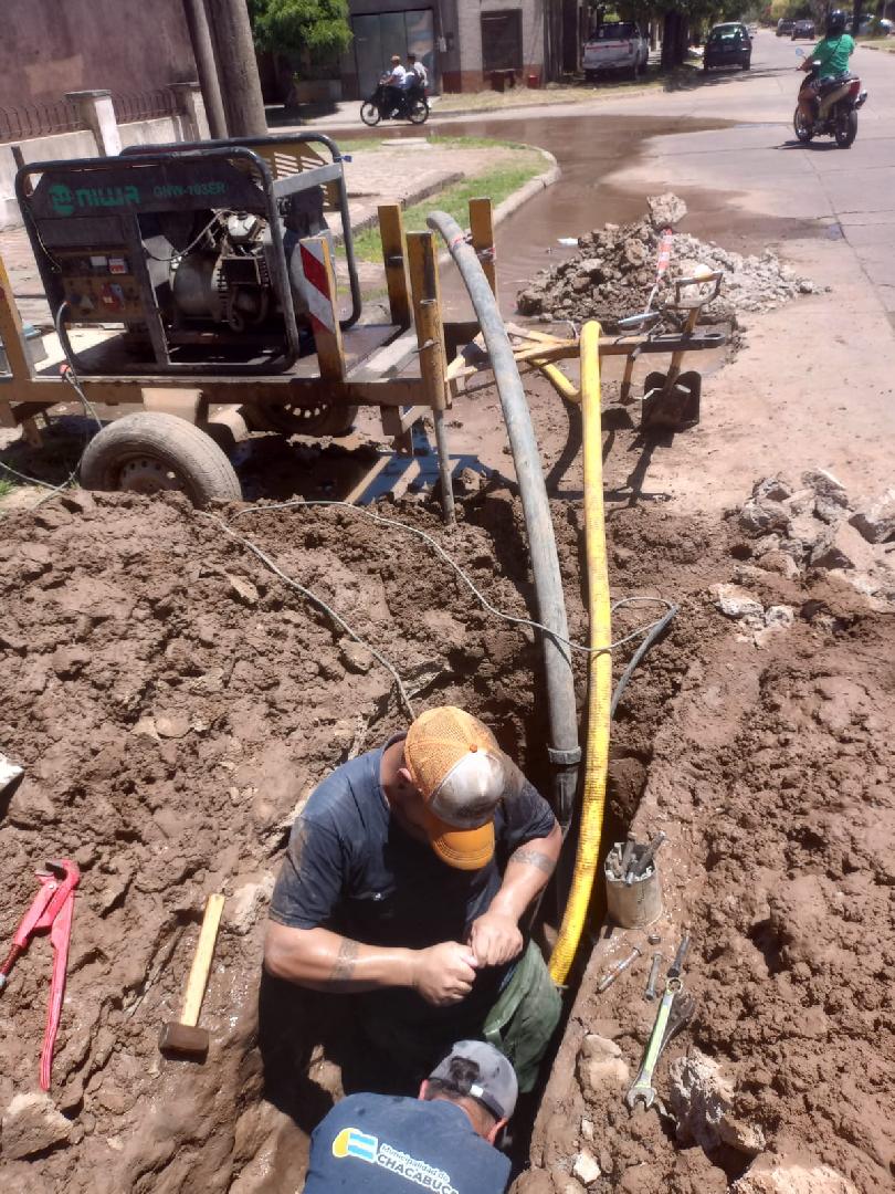 Reparación de un caño maestro en calle La Rioja