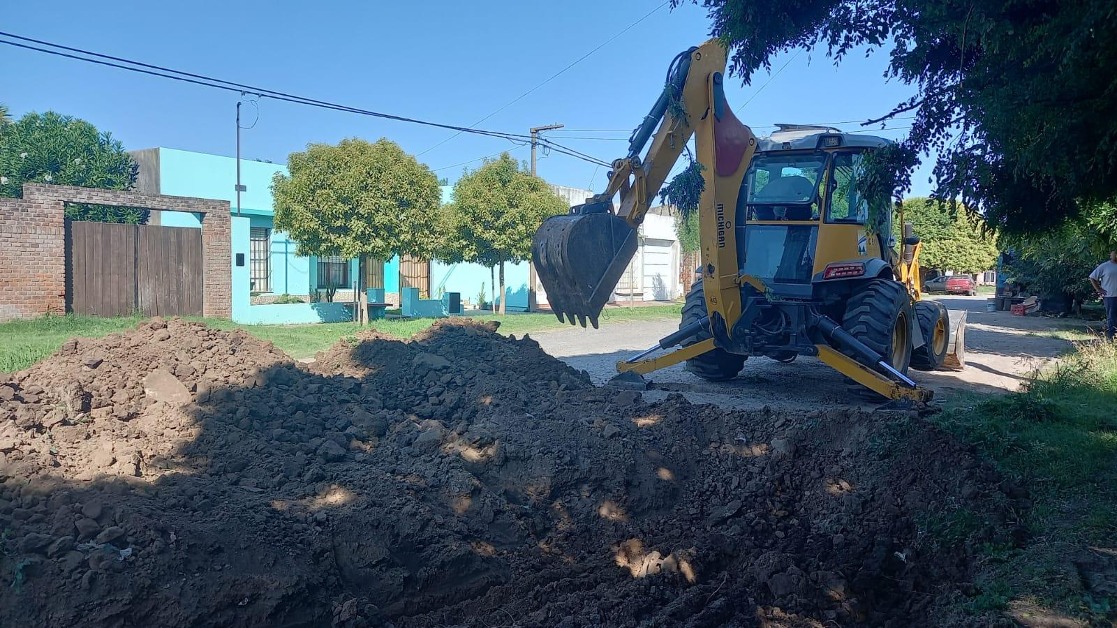 Comenzó el movimiento de tierra en calle Catamarca entre Larrea y Dr. Fernández