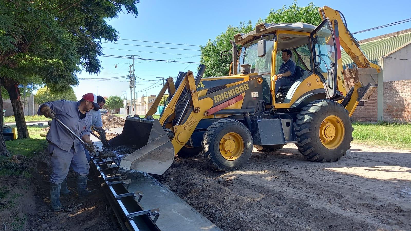 Avanza la obra de cordón cuneta sobre calle Catamarca