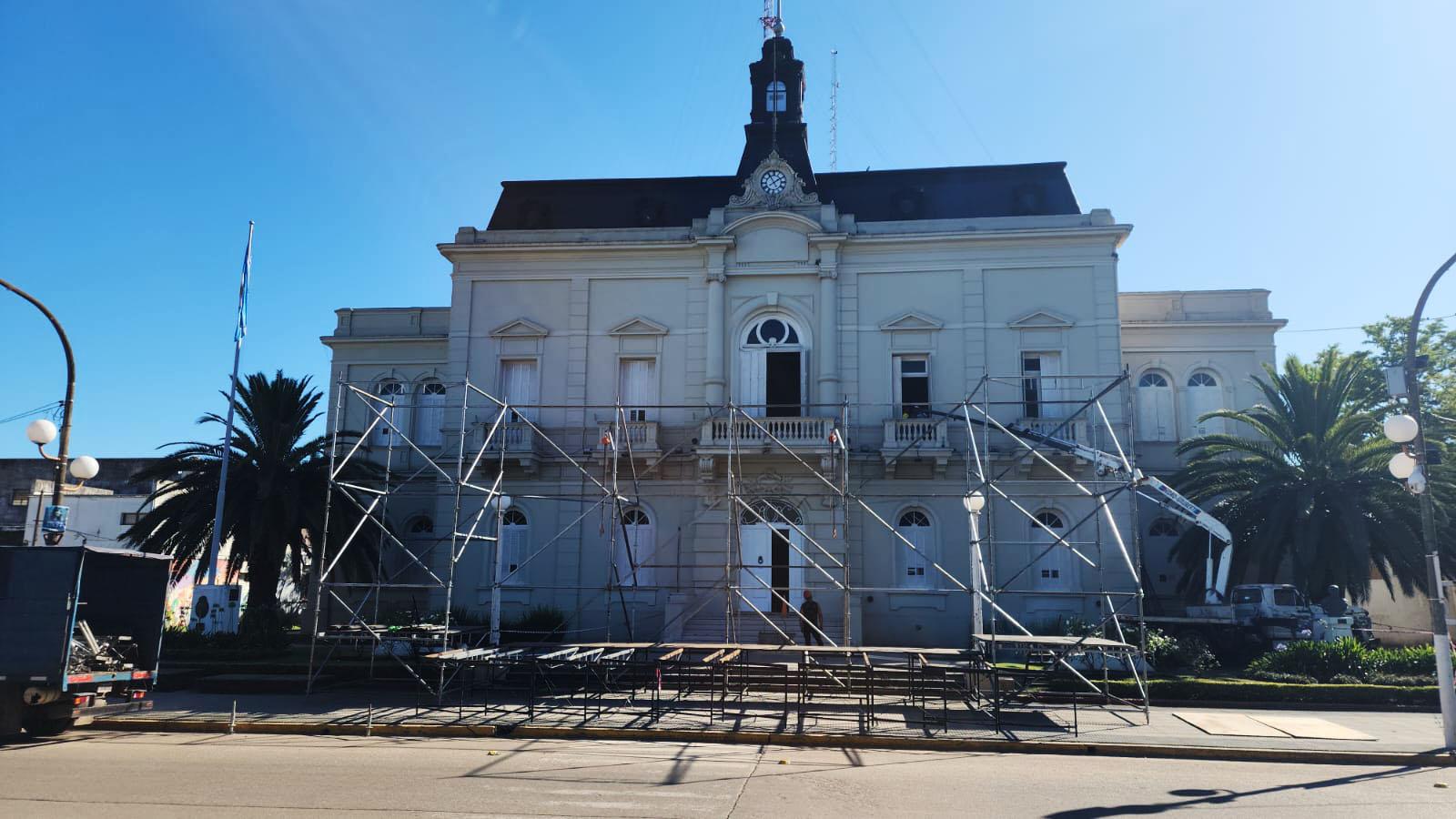 Comenzó el armado del festival frente al Municipio