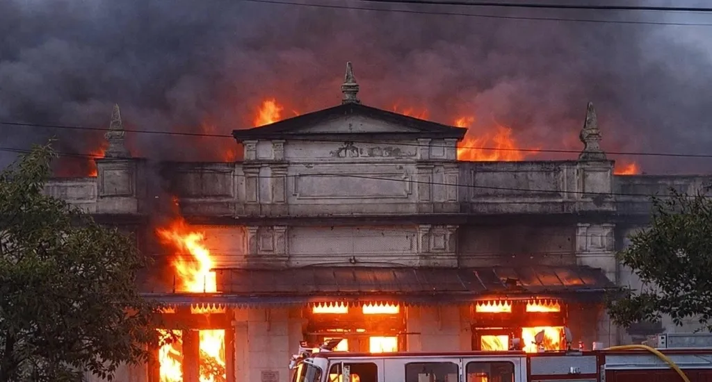 Incendio devastador en la estación de trenes de Alberdi