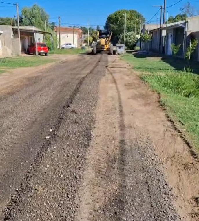 Continúan las mejoras en las calles de la ciudad: Colocación de piedras en calle Sosa