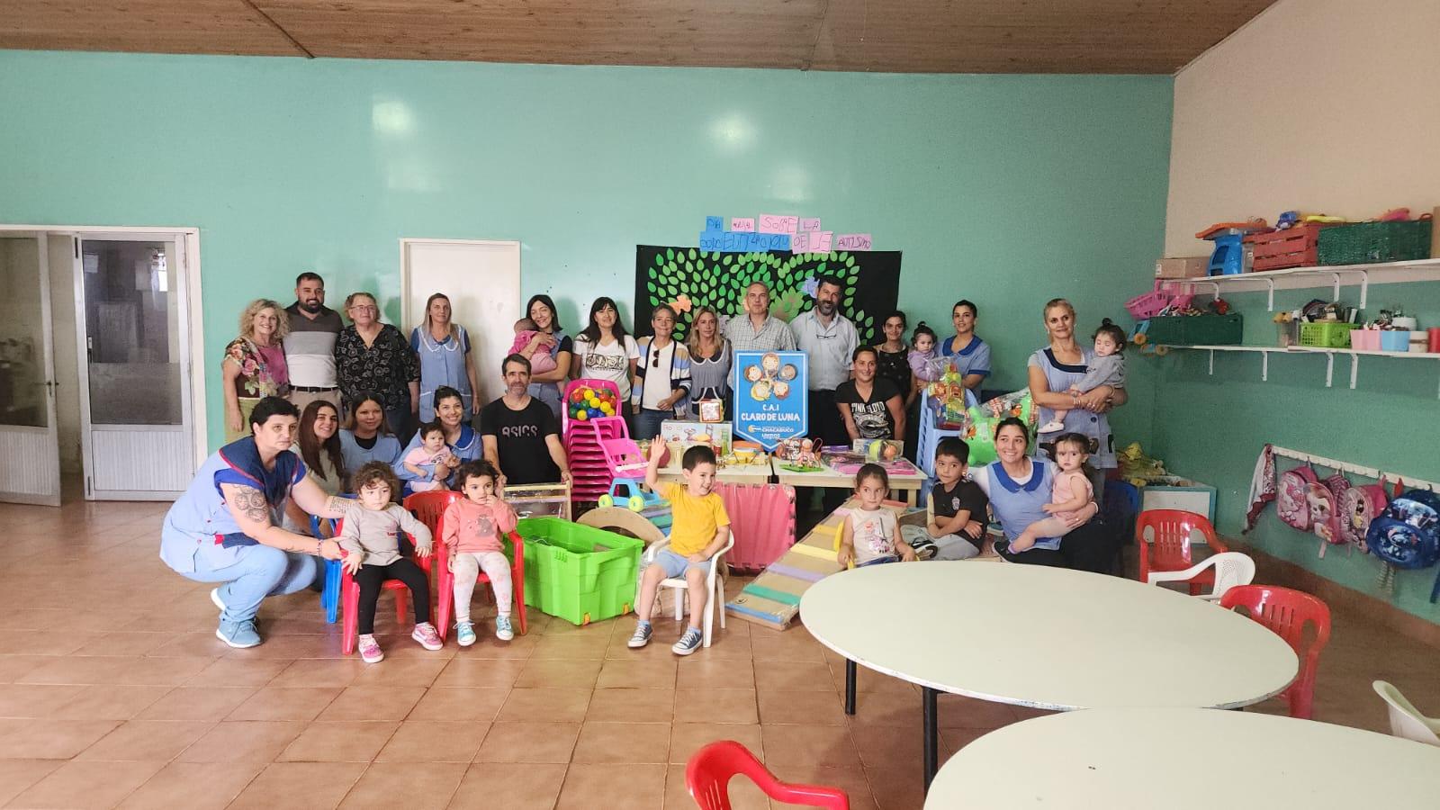 Entrega de elementos didácticos en el CAI 'Claro de Luna'