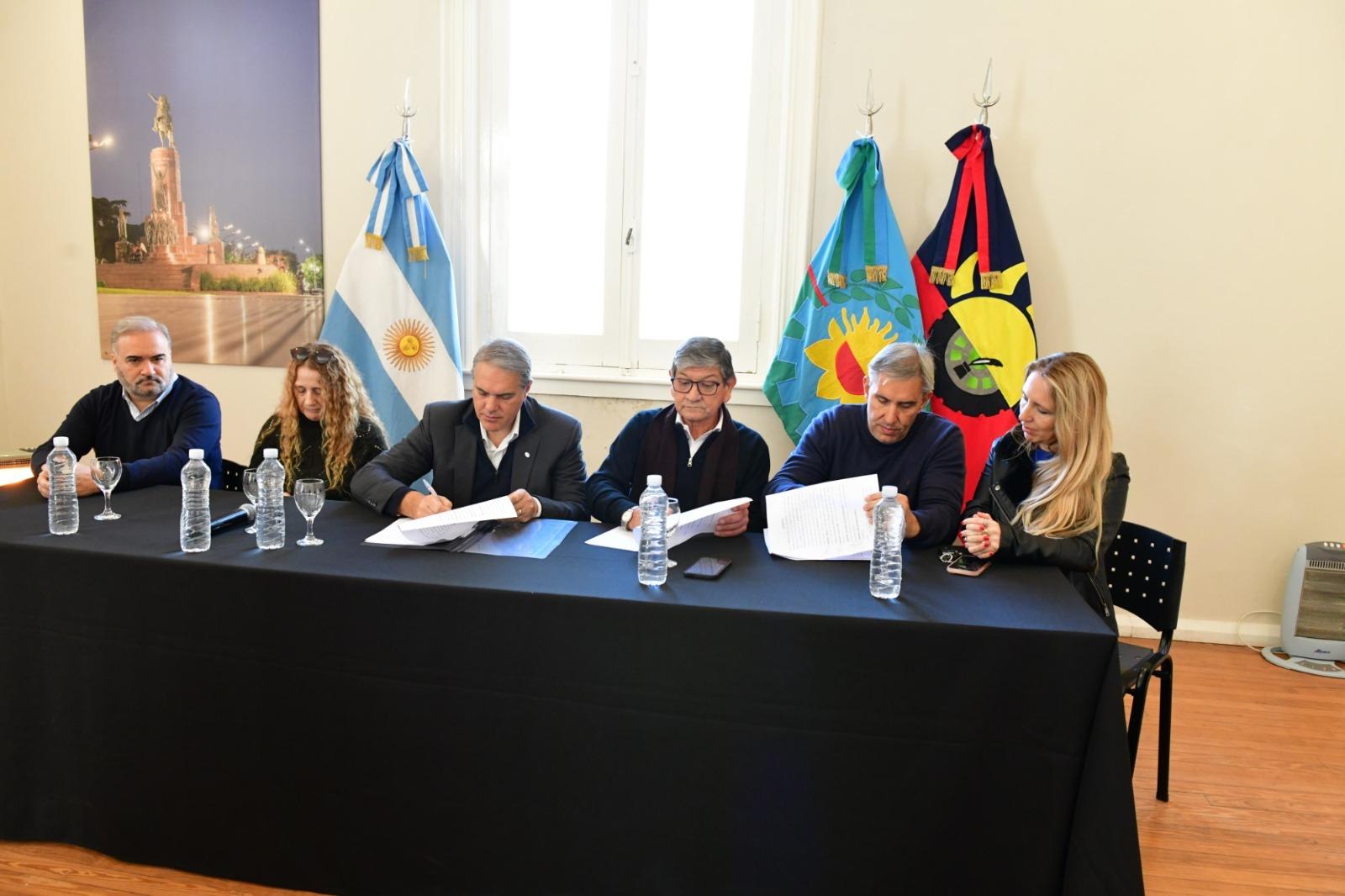 Golía firmó convenio para cuatro nuevas cuadras de pavimento