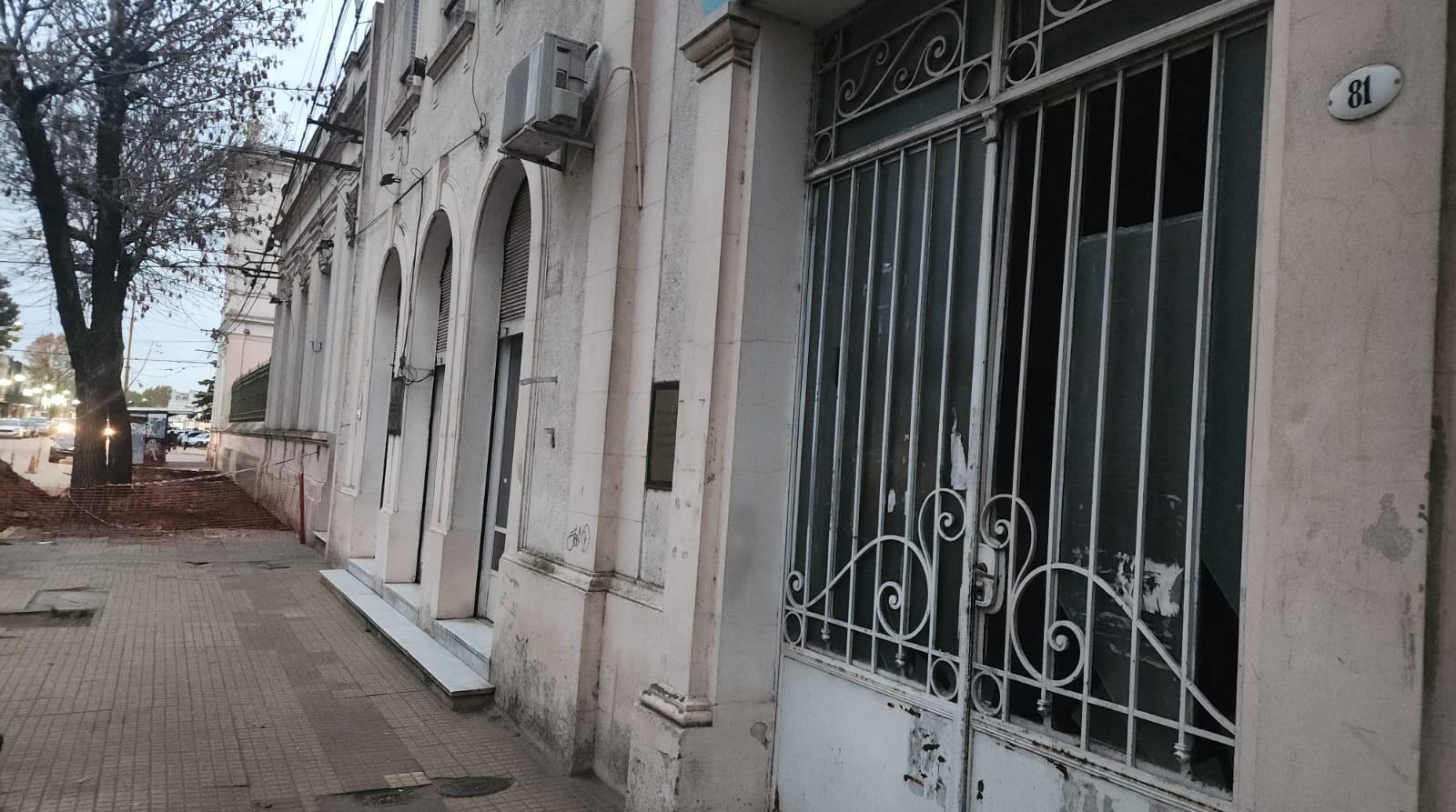 Nueva vereda en la Escuela N° 1 y puesta en valor el frente del antiguo Registro Civil