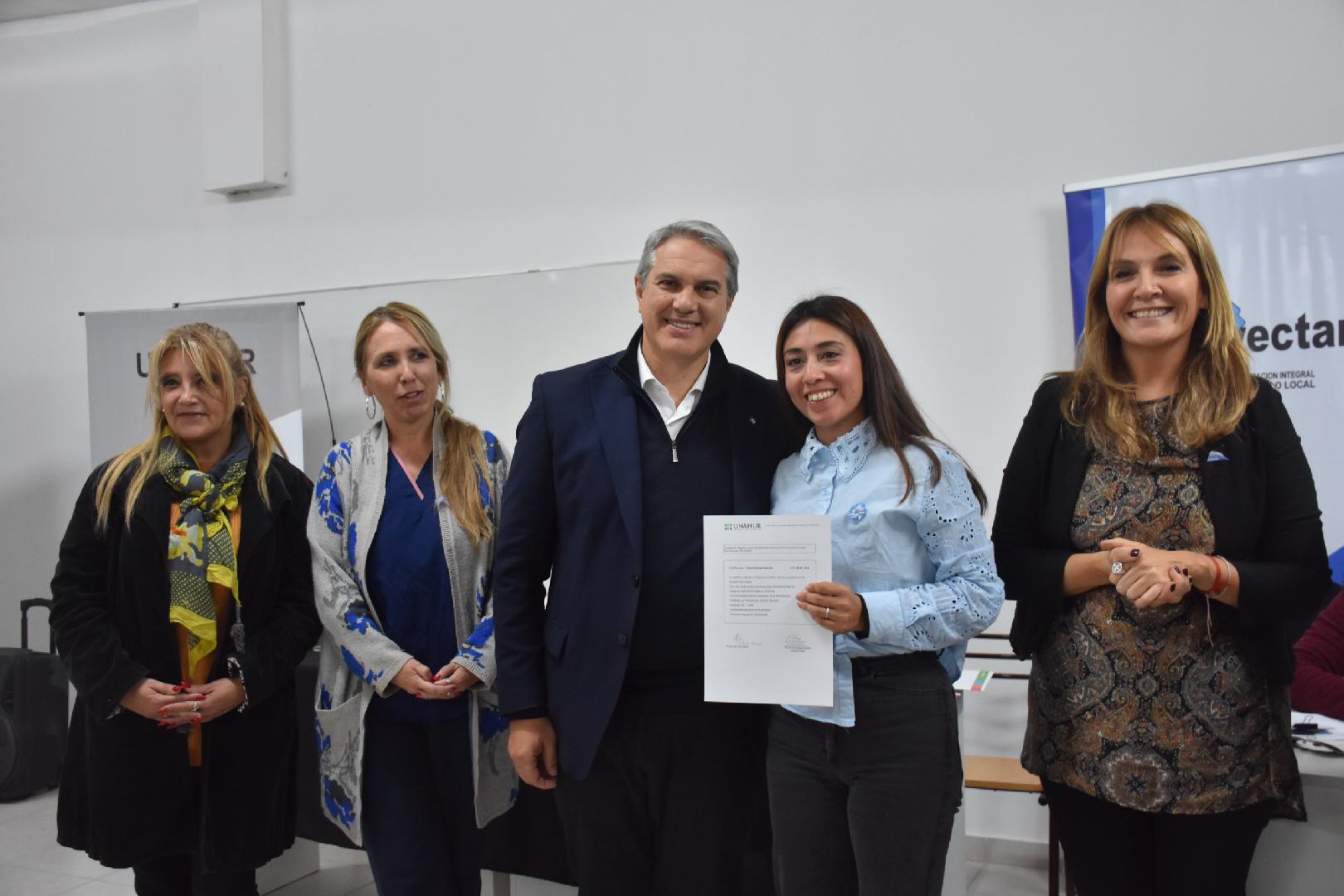 Entregaron certificados a docentes que se capacitaron en la UNAHUR
