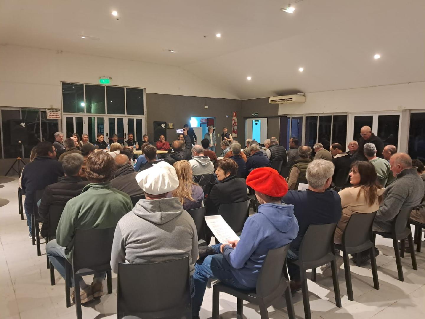 Reunión con productores rurales por soluciones viales