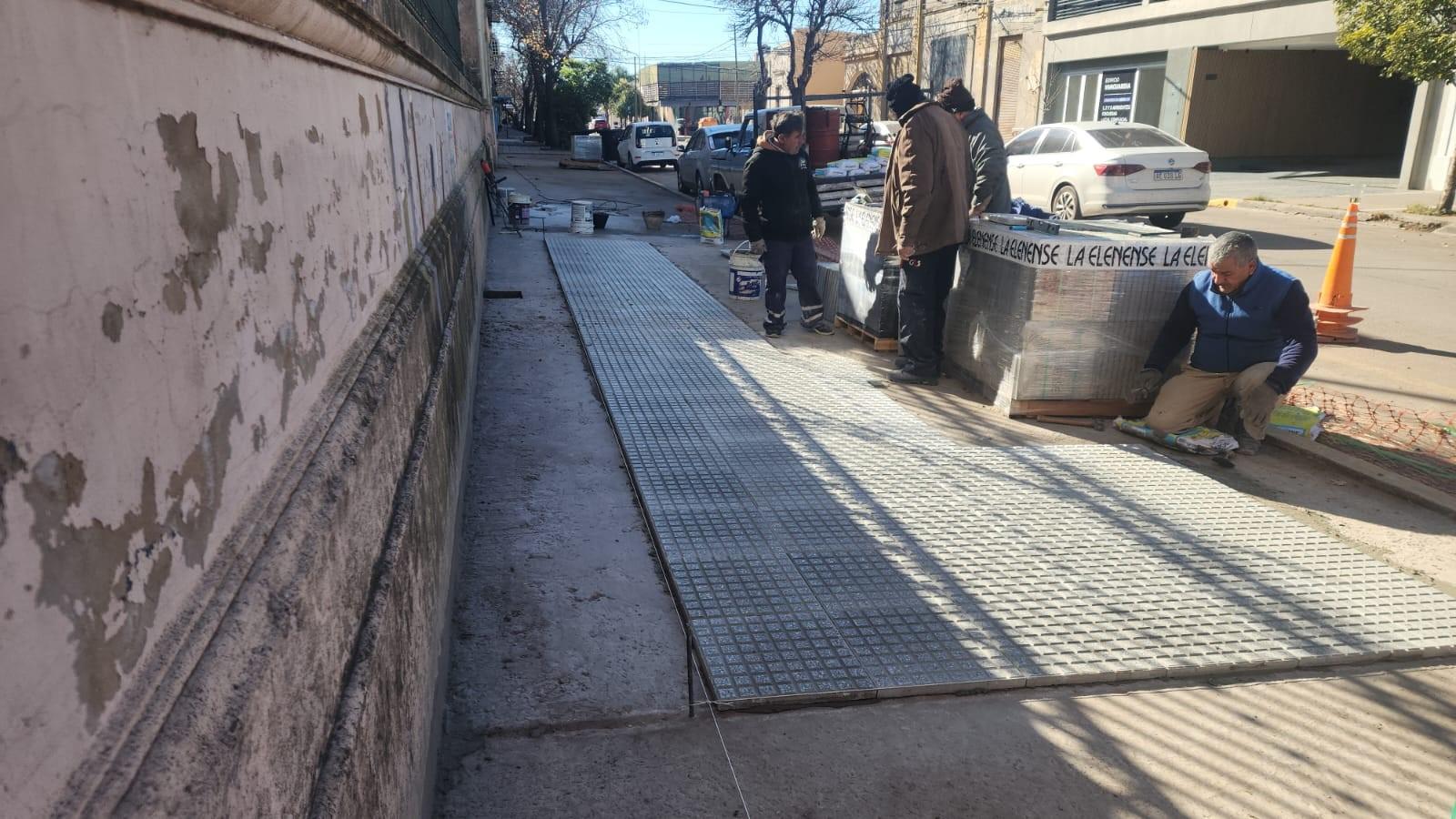 Colocación de rap y comienzo de la obra de veredas en calle San Martín