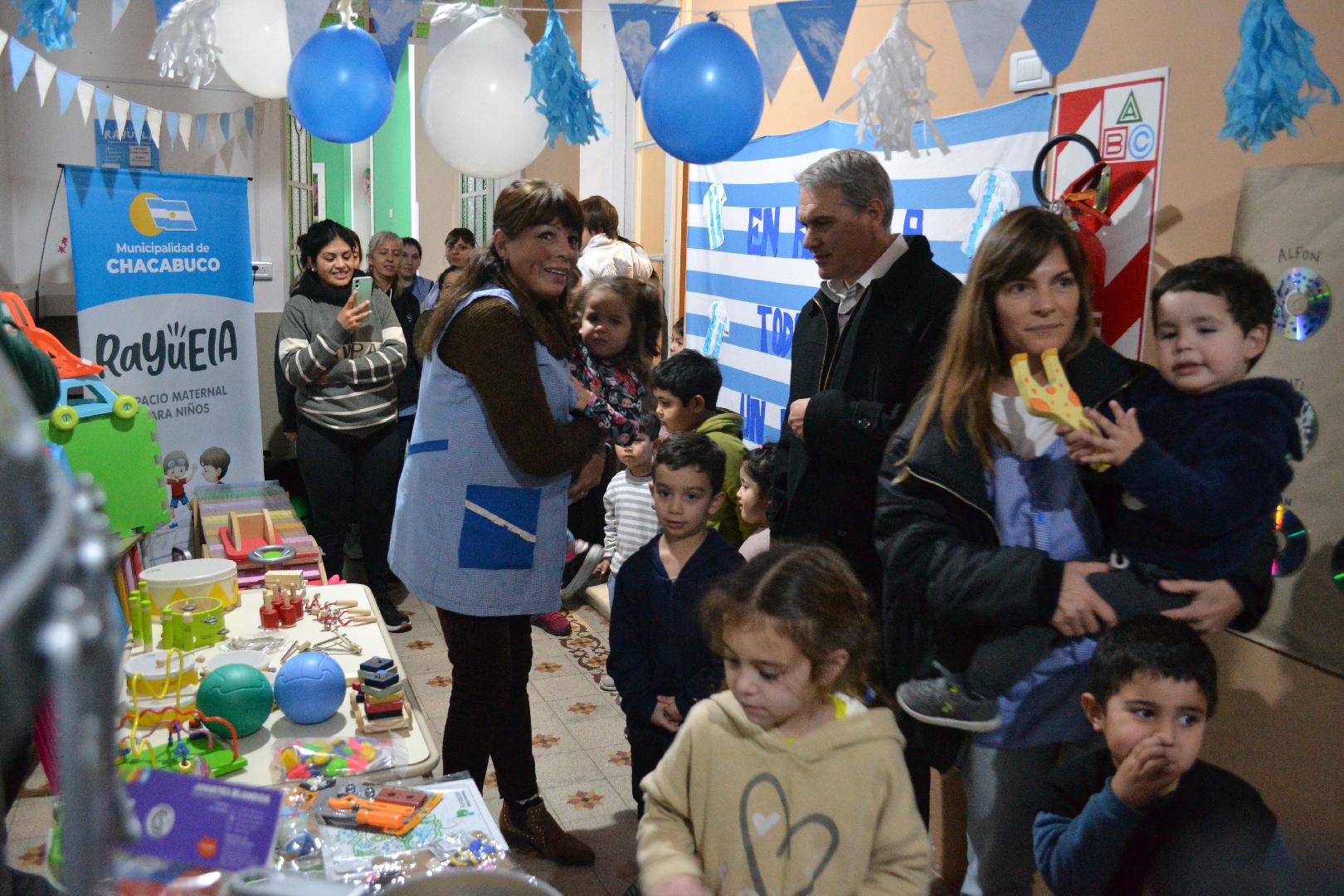 Rayuela recibió juguetes, kits didácticos e instrumentos musicales