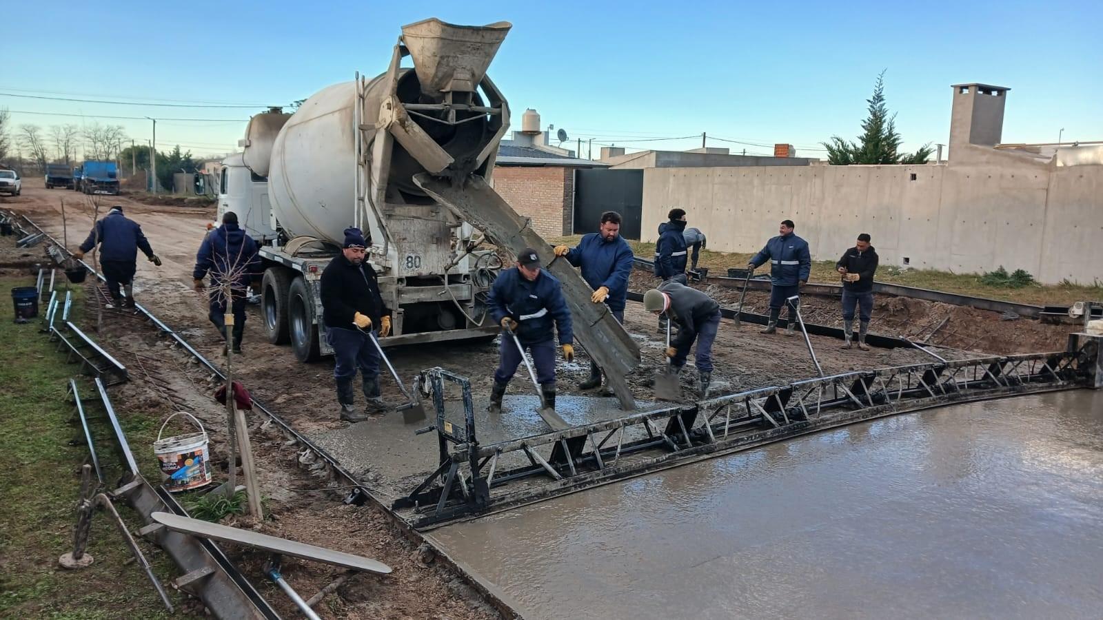 Continúan los trabajos de pavimentación en calle Santiago del Estero