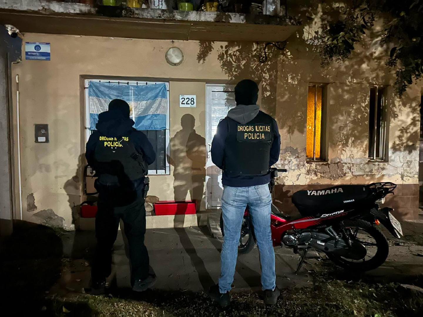 Se realizaron allanamientos por drogas y fueron detenidos un hombre y una mujer