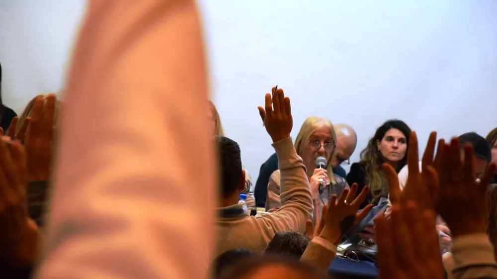 La Provincia acordó con los gremios docentes y de la Ley 10430 un aumento salarial del 7% escalonado en julio y agosto